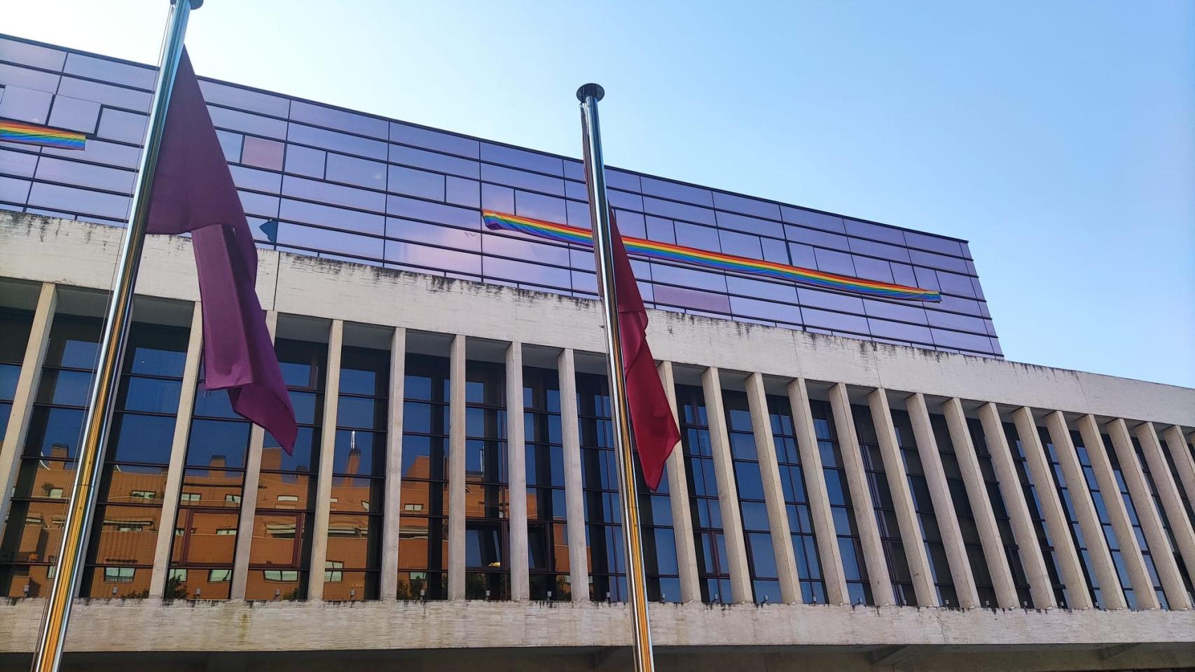 Bandera arcoíris en los despachos del PSOE en las Cortes que se mantiene en la mañana de hoy