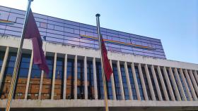 Bandera arcoíris en los despachos del PSOE en las Cortes que se mantiene en la mañana de hoy