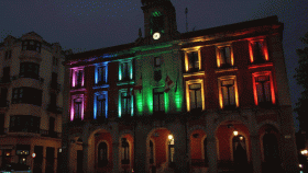 Imagen de archivo del Ayuntamiento de Zamora iluminado con la bandera arcoíris