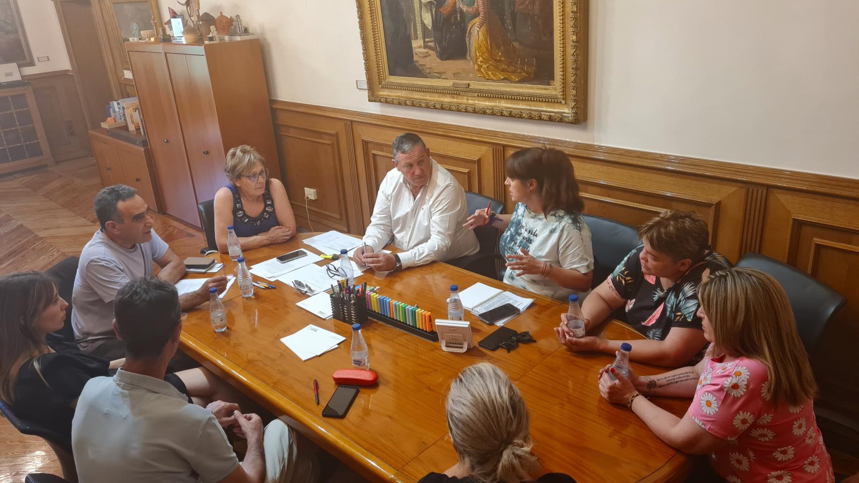 El presidente de la Diputación de Zamora, Javier Faúndez, y la diputada responsable del área de Patrimonio y Mantenimiento, Maribel Escribano, en la reunión con los representantes de los trabajadores de Royal Clean