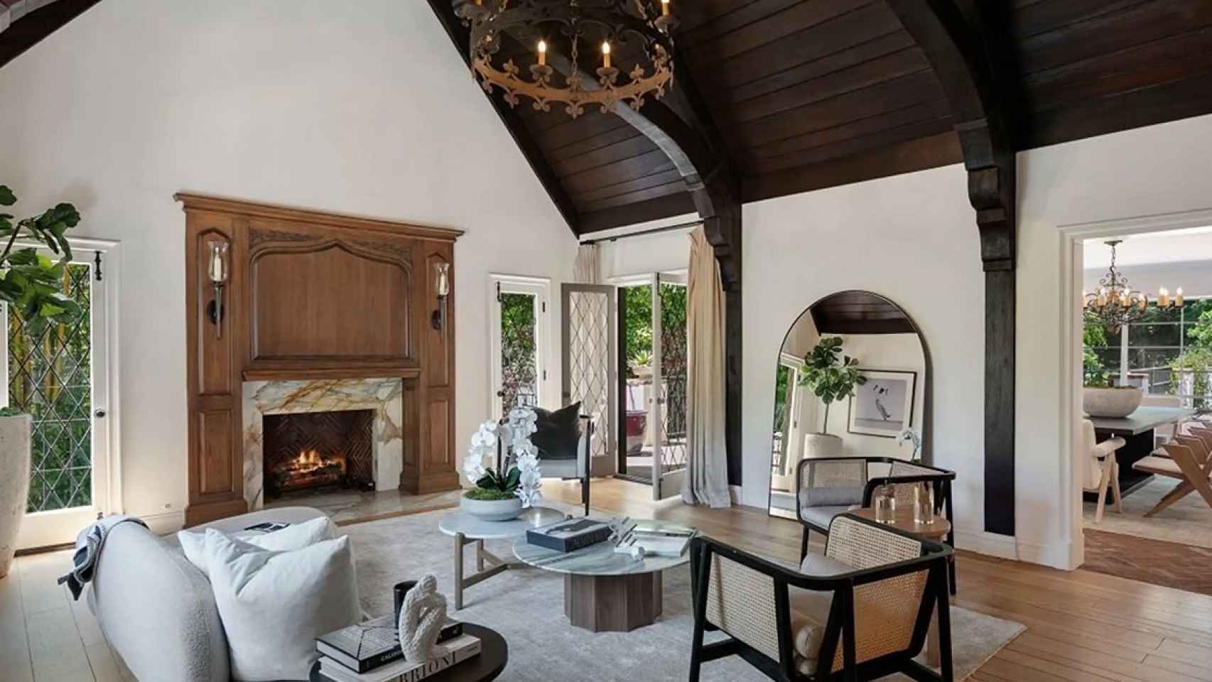 La mansión de Rihanna en Beverly Hills cuenta con una espectacular sala de estar con chimenea