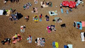 Gente en la playa en junio de 2023.