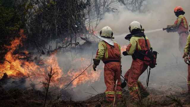 Bomberos de Asturias trabajan en el incendio de los concejos de Valdés y Tineo, a 30 de marzo de 2023, en Asturias (España).  Xuan Cueto  Europa Press