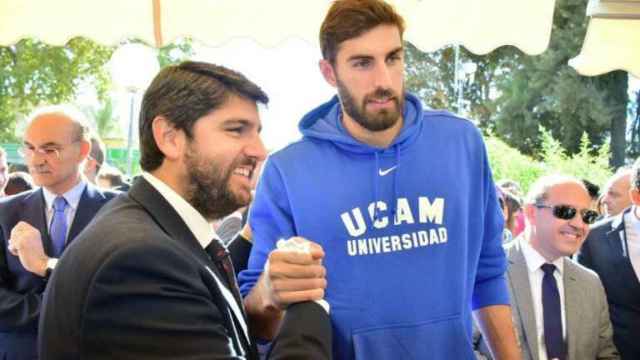 Fernando López Miras, en 2017, saludando a José Ángel Antelo, por aquel entonces sin vinculación con Vox porque era jugador de baloncesto del UCAM.