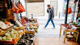 Una persona pasa por delante de una frutería