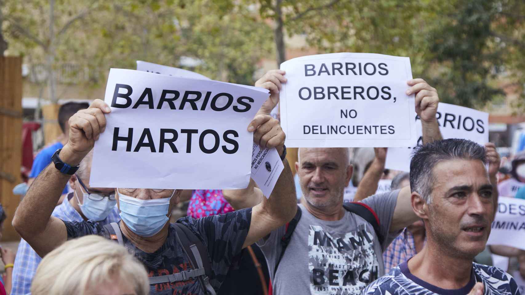 Vecinos durante la protesta del colectivo Barrios Hartos protesta frente a la sede de Endesa en Sevilla, en el verano de 2022.