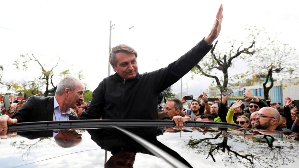 Jair Bolsonaro fue recibido por decenas de seguidores a su llegada a la primera vista del juicio el 22 de junio.