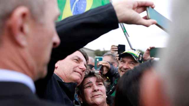 El expresidente de Brasil, Jair Bolsonaro, con simpatizantes en Porto Alegre, el pasado 22 de junio.
