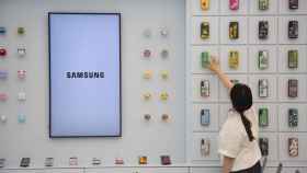 Un empleado de Samsung Electronics ajusta un expositor en la tienda de Seúl