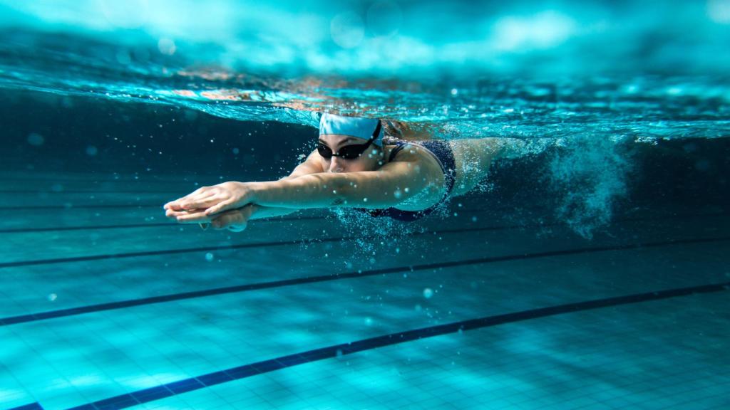 Una mujer nadando en una piscina