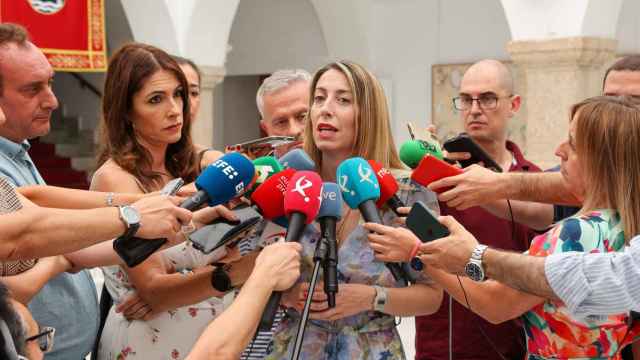 La presidenta del Grupo Parlamentario del PP, María Guardiola, atiende a los medios.