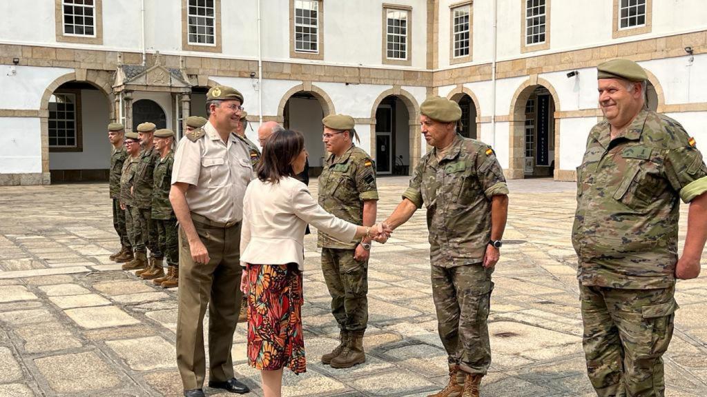 La ministra de Defensa, Margarita Robles, este miércoles en su visita al Acuartelamiento de Atocha en A Coruña