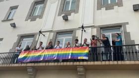 La bandera LGTBI ondea en el balcón de la Delegación del Gobierno en A Coruña