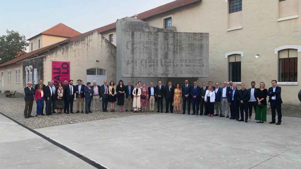 Diego calvo y Antonio Cunha junto a autoridades y representantes de medios de comunicación de Galicia y Portugal.