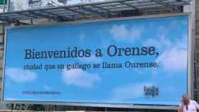 Cartel de Hablamos Español en Ourense.
