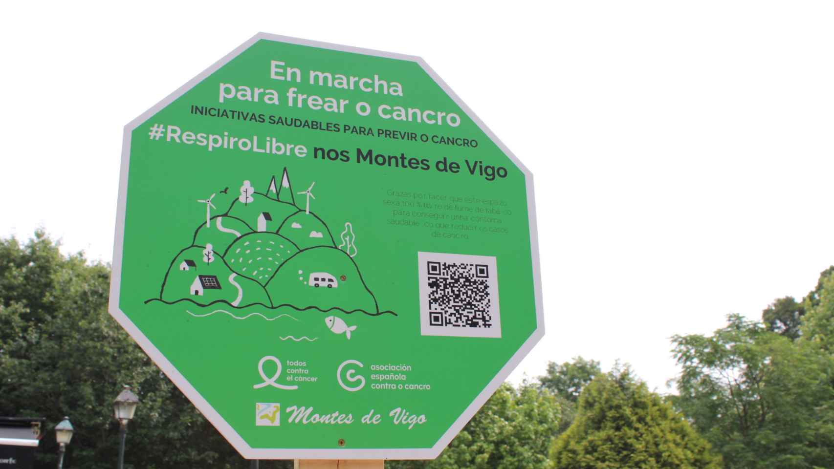 Cartel de la campaña de concienciación ‘Espacios Sin Humo’ en los montes de Vigo.