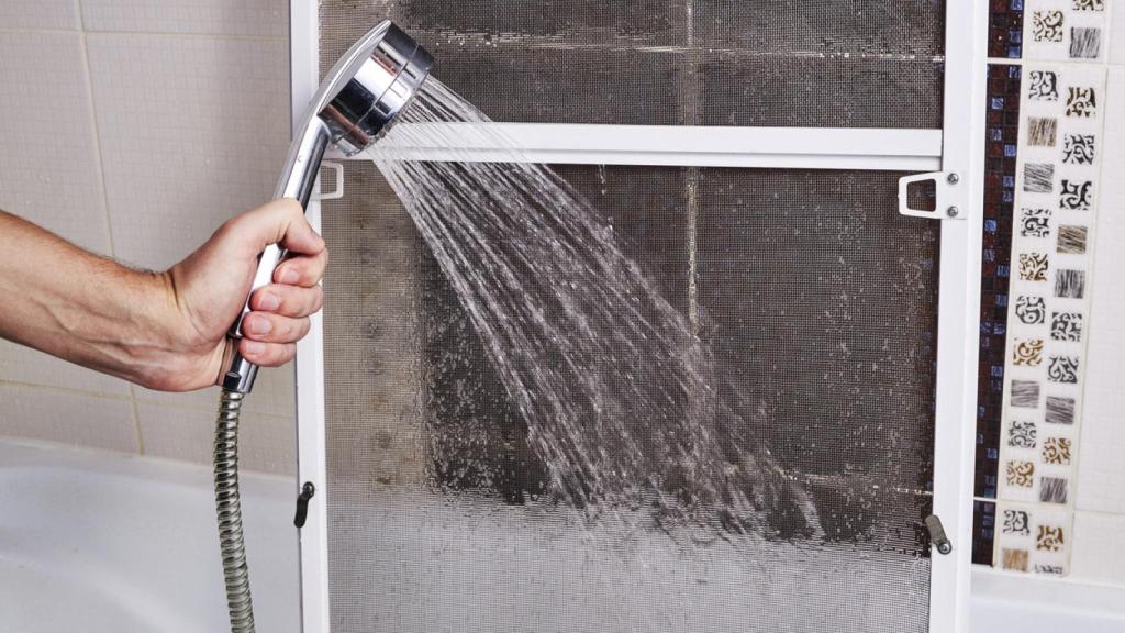 El increíble truco de limpieza con papel de horno con el que podrás dejar el baño reluciente