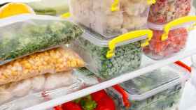 Imagen de archivo de un frigorífico con bolsas de comida congeladas.