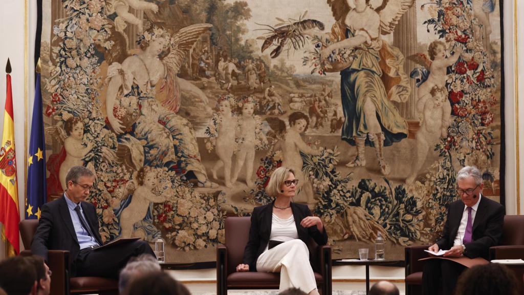 Pablo Hernández de Cos, gobernador del Banco de España, junto a Jerome Powell, presidente de la Reserva Federal de EEUU, en un debate moderado por Cornelia Holthausen, directora general de Política Macroprudencial y Estabilidad Financiera del BCE, durante la Conferencia de Estabilidad Financiera organizada por el Banco de España.