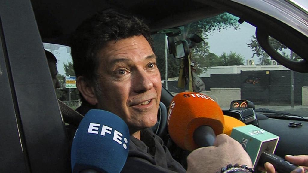 Augusto Algueró, a las puertas del tanatorio, antes de la capilla ardiente de su madre, hablando con los medios.