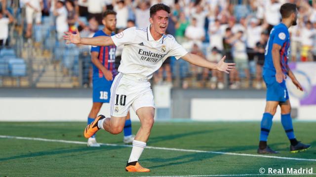 Sergio Arribas celebra un gol con el Castilla