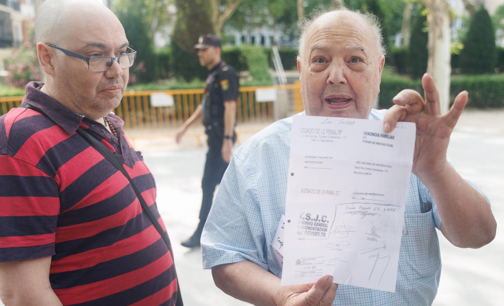 Santiago Royuela (i) y su padre, Alberto Royuela (d), a su llegada a la Audiencia Nacional para declarar, este miércoles.