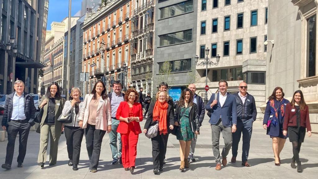 Carmen Riolobos, junto a otras personas en las inmediaciones del Congreso