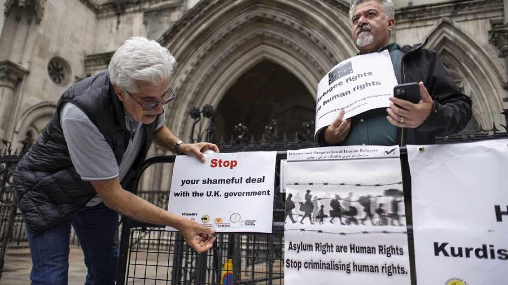 efensores de los derechos de los solicitantes de asilo protestan frente a los Tribunales Reales de Justicia de Londres, Gran Bretaña, el 29 de junio de 2023.