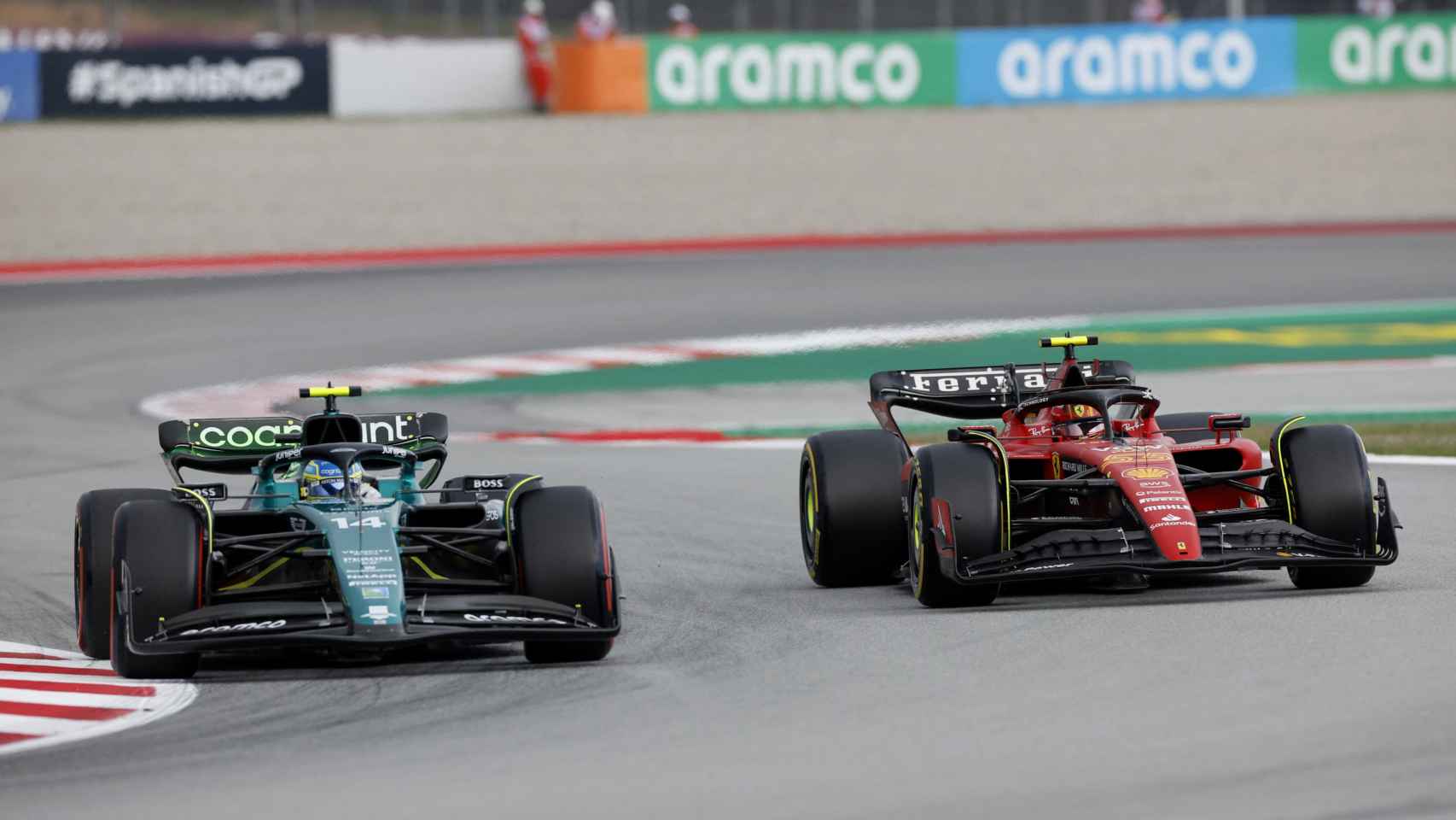 Fernando Alonso y Carlos Sainz pugnan por la posición en el GP de España.