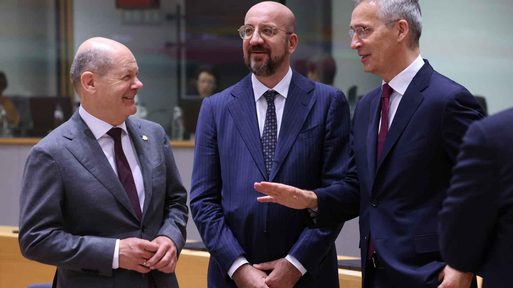 Olaf Scholz, Charles Michel y Jens Stoltenberg, durante la cumbre de este jueves en Bruselas