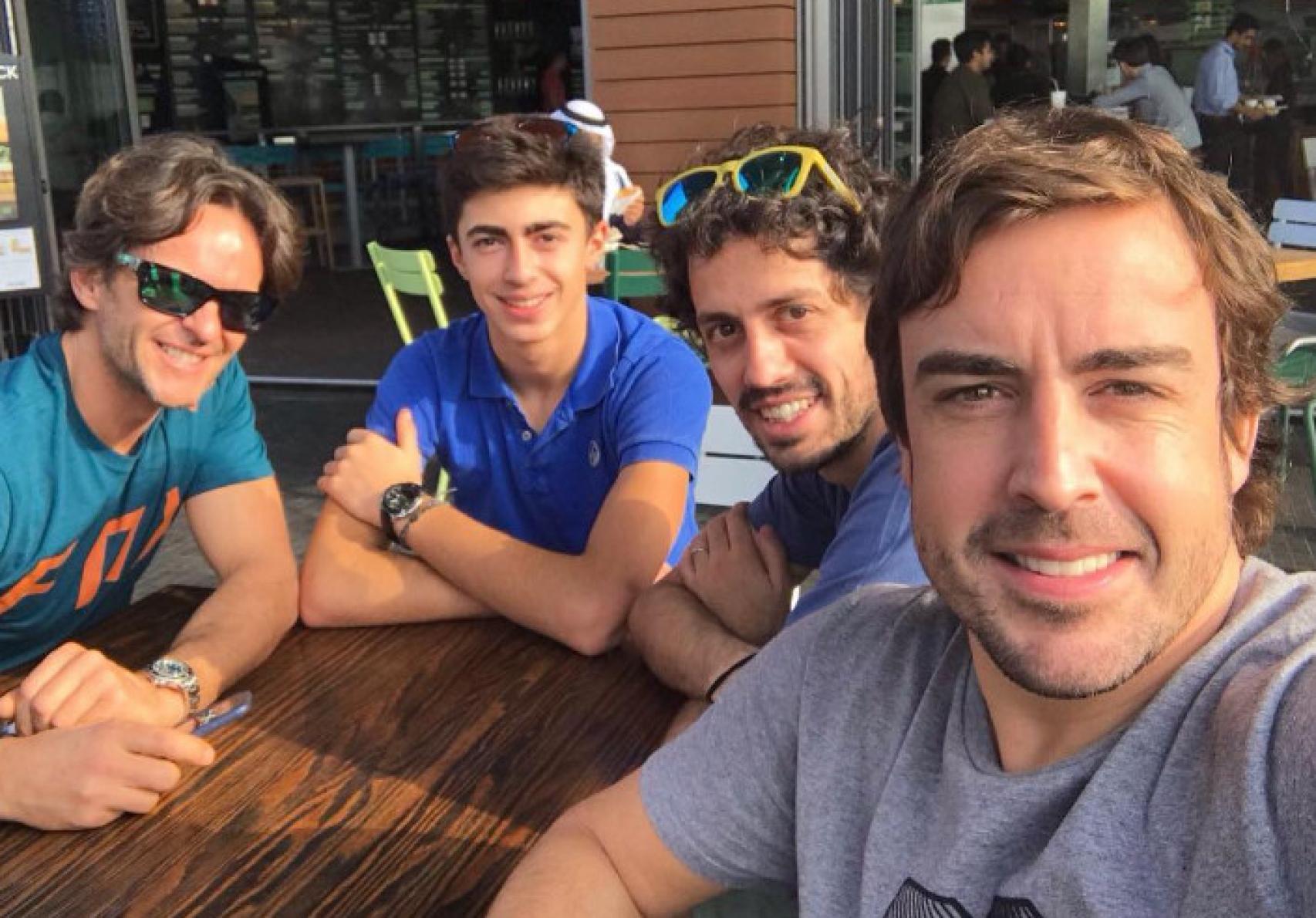 David Vidales junto a Fernando Alonso y un grupo de amigos