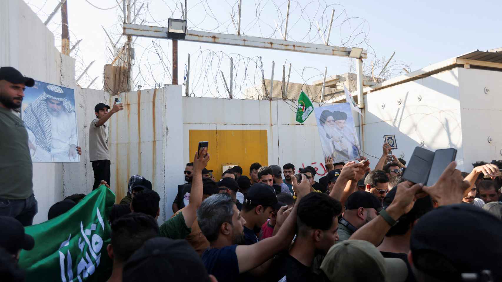 Manifestantes se reúnen en la entrada de la embajada sueca en Bagdad, este jueves.