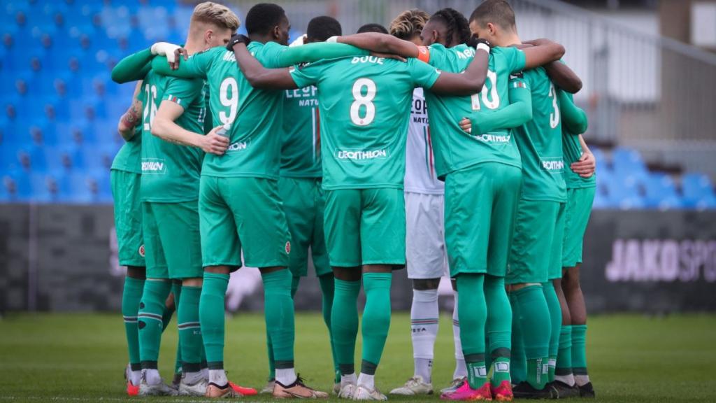 La plantilla del Royal Excelsior Virton durante un partido.