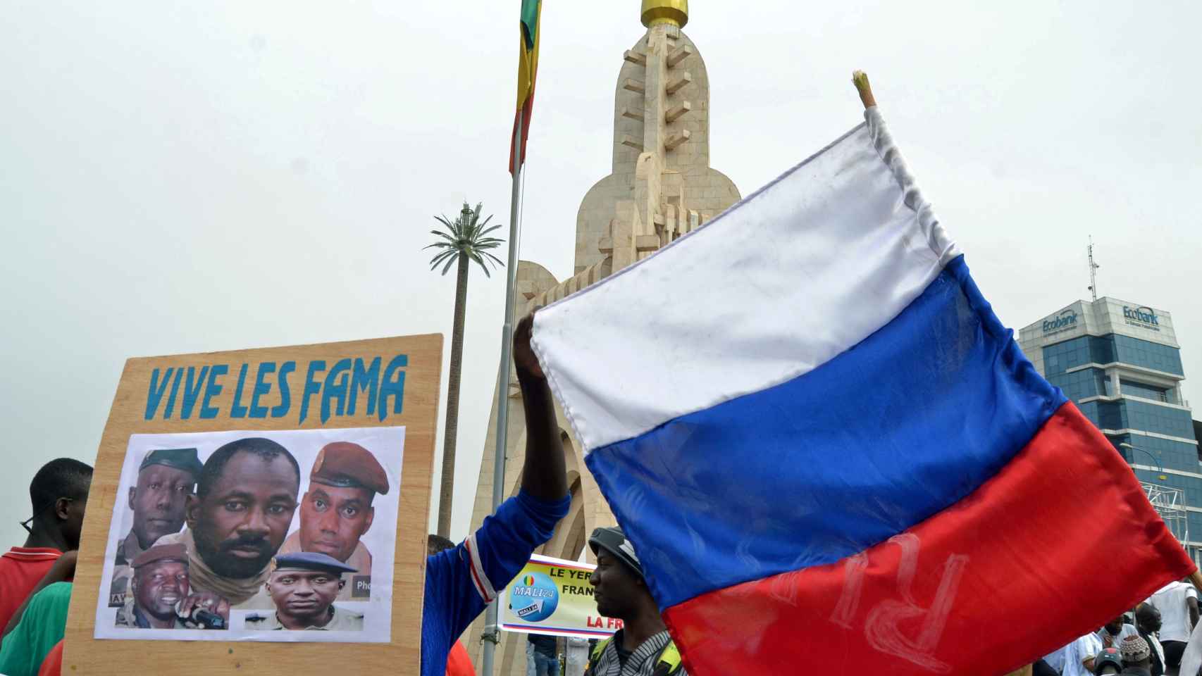 Malienses sostienen la bandera de Rusia durante una manifestación a favor de las Fuerzas Armadas, en mayo de 2021.