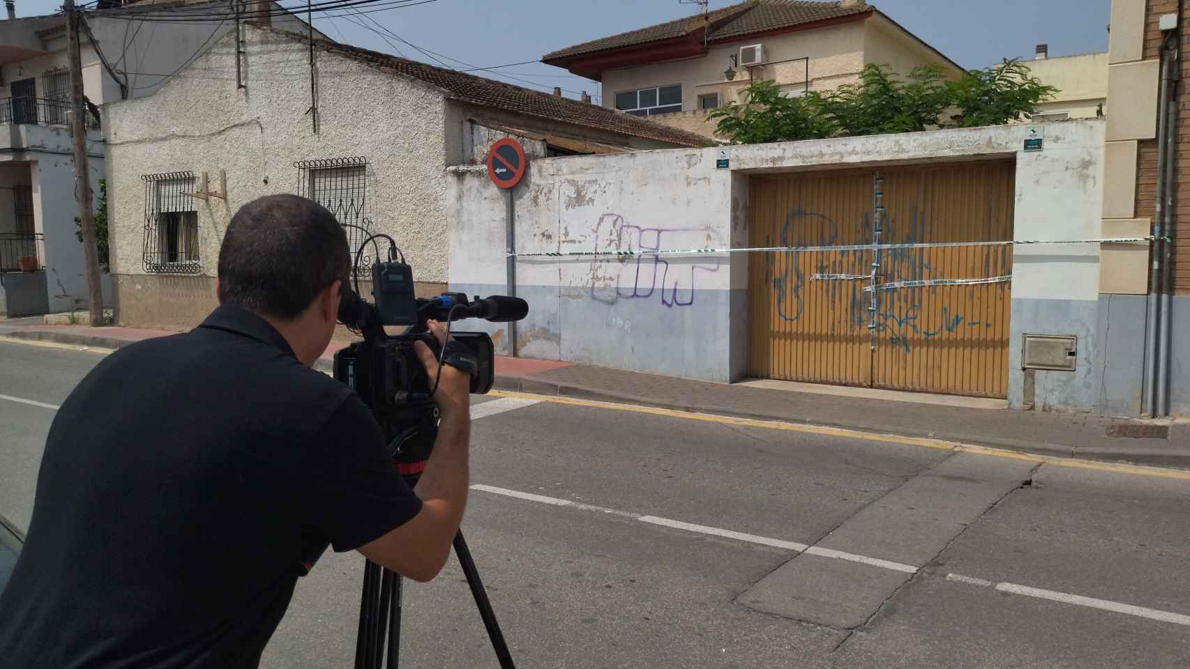 un cámara de televisión, este jueves, filmando el número 33 de la avenida Silvia Muñoz de Llano de Brujas donde se ha producido el homicidio.