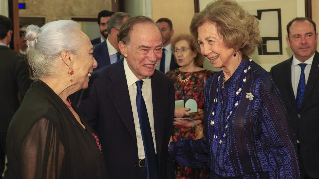 La reina Sofía (d), junto al presidente del Teatro Real, Gregorio Marañón (c), y la bailaora flamenca Cristina Hoyos (i), tras recibir el Premio de Honor Valor Añadido.