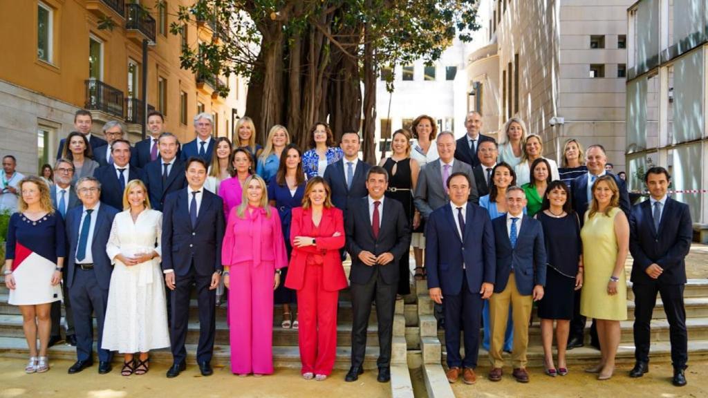 Carlos Mazón y los componentes del grupo popular en la constitución de las Cortes Valencianas.