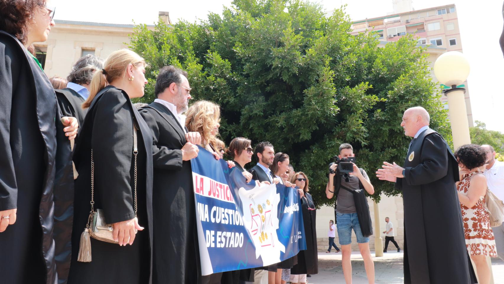 La concentración de los abogados reúne a un centenar de profesionales en Alicante.