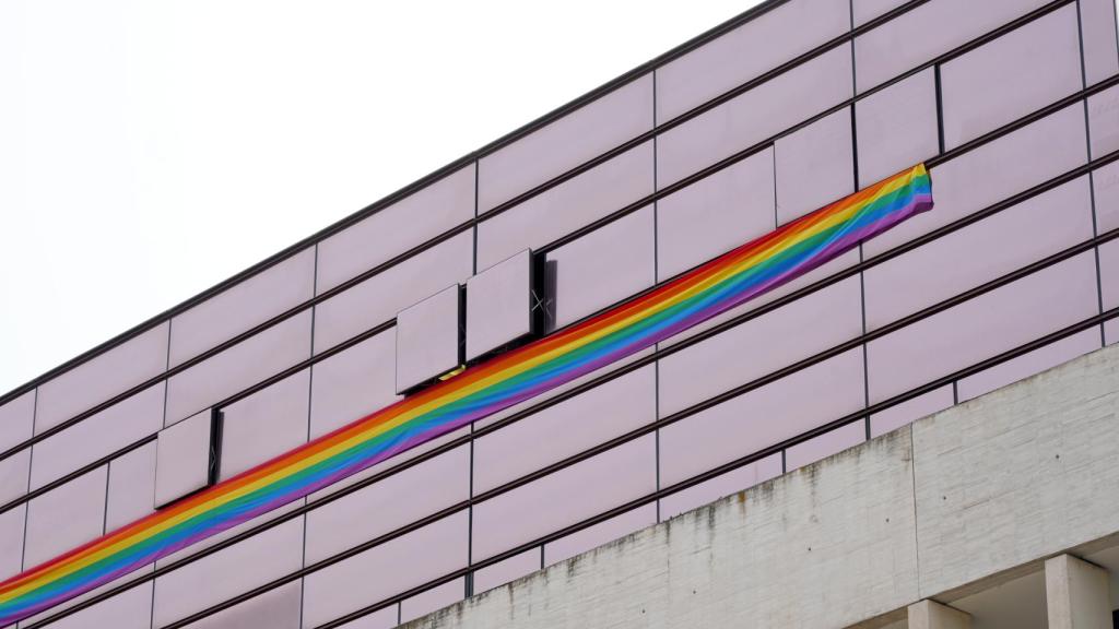 La bandera LGTBI desplegada en los balcones del PSOE en las Cortes.