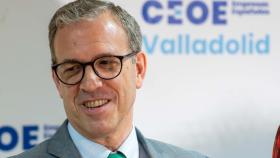 El consejero de Industria, Mariano Veganzones, durante su intervención ante los medios de este jueves en la sede de la CEOE en Valladolid.