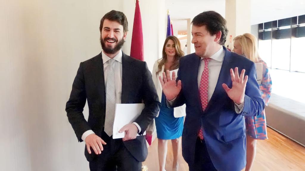 El vicepresidente de la Junta, Juan García-Gallardo, y el presidente, Alfonso Fernández Mañueco, en un pleno de las Cortes.