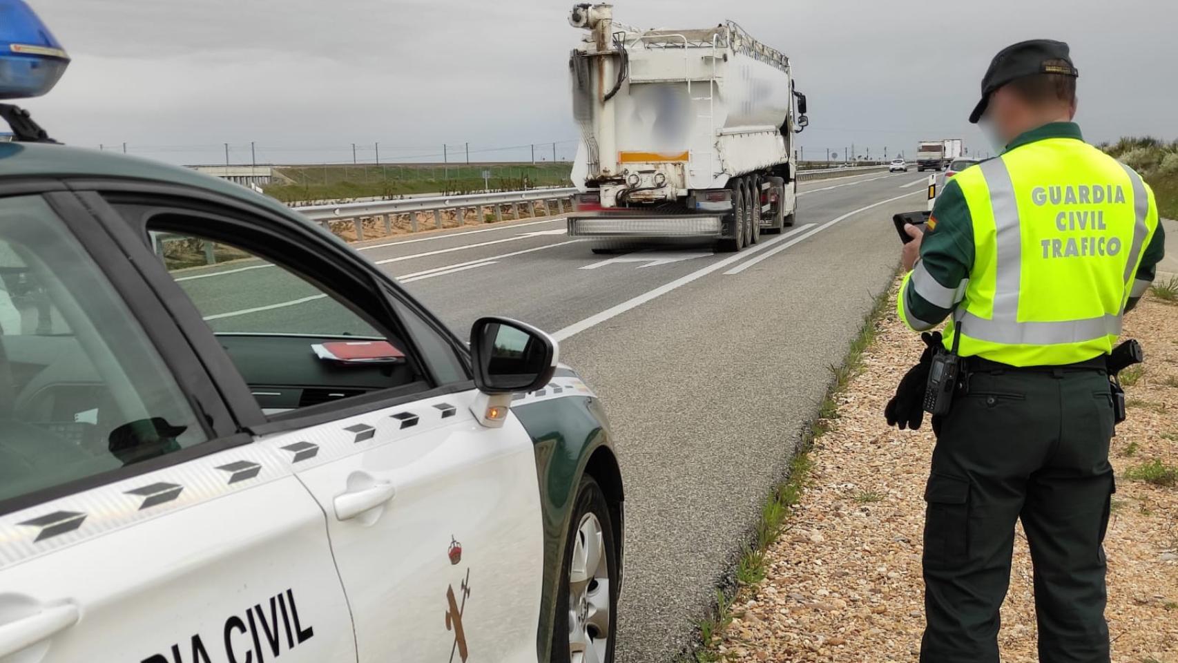 La Guardia Civil de tráfico durante un control