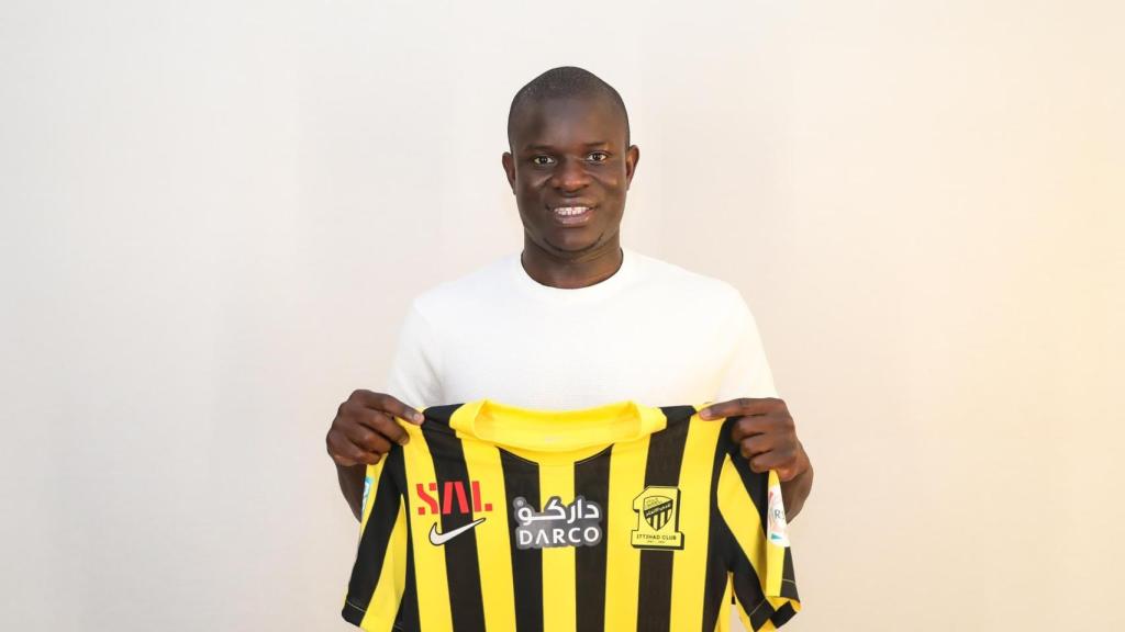 N'Golo Kanté posa con la camiseta del Al Ittihad.