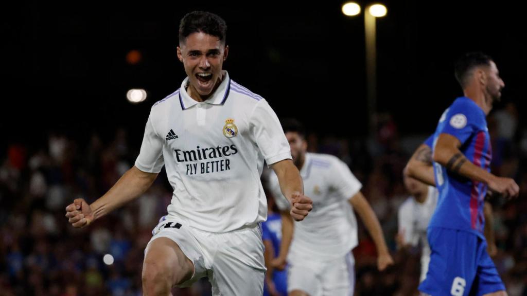 Sergio Arribas celebra un gol con el Castilla