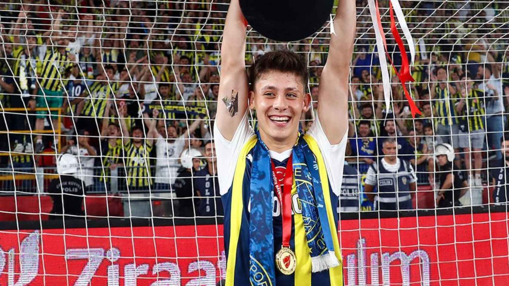 Arda Güler celebra un título con el Fenerbahce