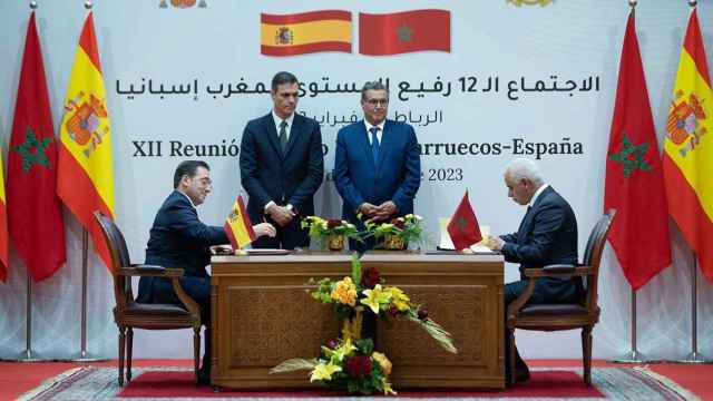 Sánchez y Albares, con el jefe de Gobierno marroquí, Aziz, y el ministro de Exteriores, Bourita. La reunión tuvo lugar el pasado febrero.