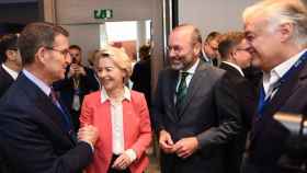Alberto Núñez Feijoo saluda a Ursula von der Leyen, en Bruselas, junto a Manfred Weber y Esteban González Pons.