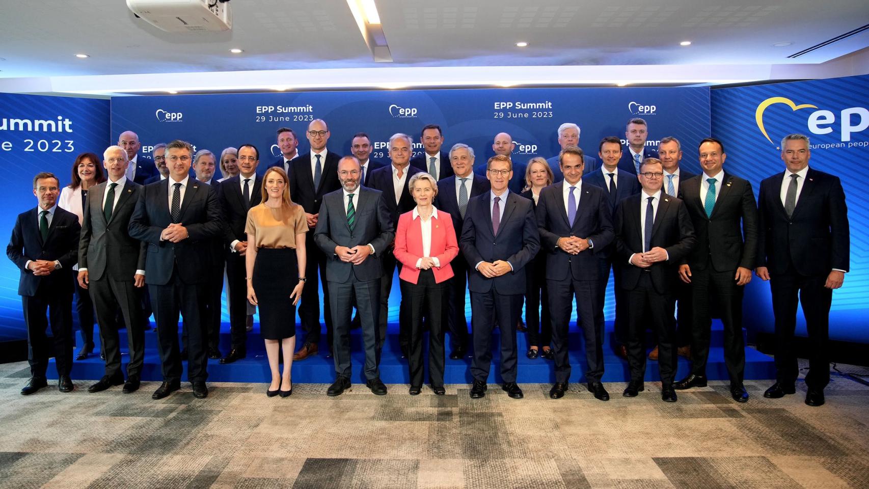 Foto de familia de la reunión del PP Europeo, con Feijóo ubicado en primera fila, entre los primeros ministros.