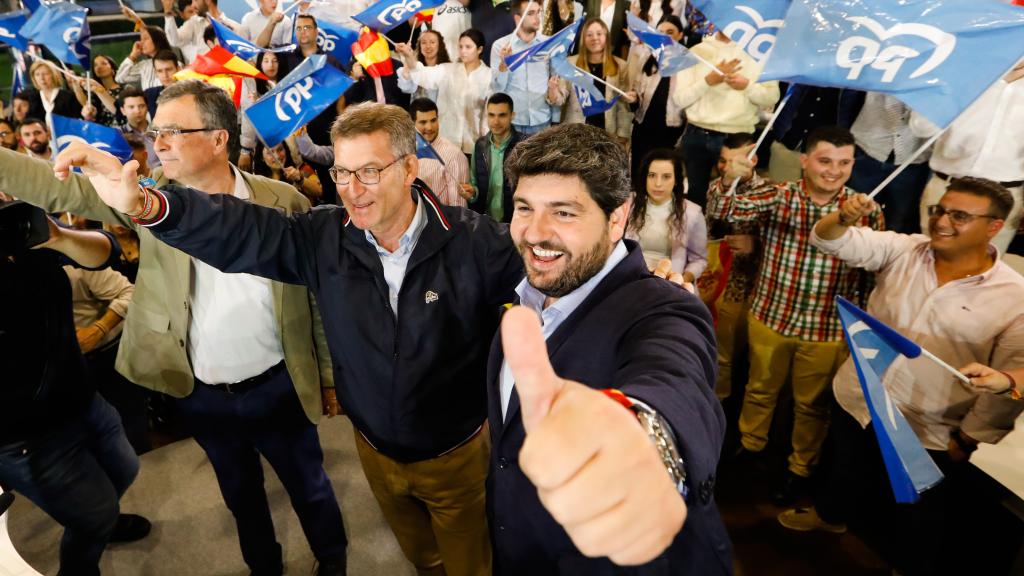 Alberto Núñez Feijóo, líder del PP, junto a López Miras, en la campaña del 28-M.