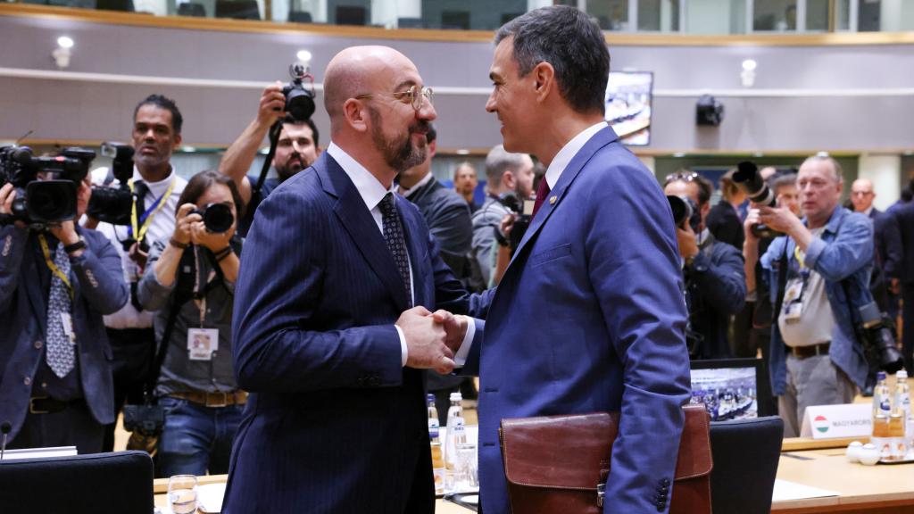 El presidente del Consejo Europeo, Charles Michel, saluda a Pedro Sánchez durante la cumbre de este jueves en Bruselas